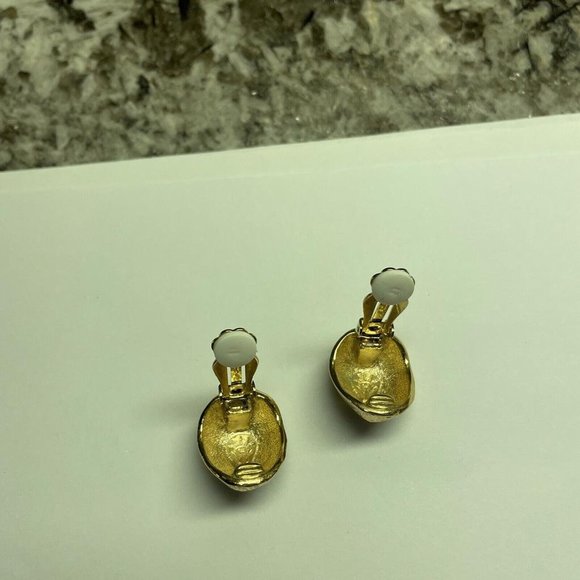 Designer HUTTON WILKINSON Gold Tone Clip on Clip-on Earrings - Picture 9 of 9